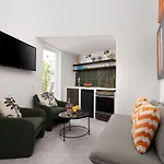 Small Historic Townhouse By Promenade Near Beaches 波尔蒂芒