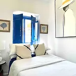 Small Historic Townhouse By Promenade Near Beaches