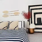 Nyaraló Small Historic Townhouse By Promenade Near Beaches