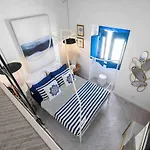 Small Historic Townhouse By Promenade Near Beaches 度假居