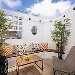 Small Historic Townhouse By Promenade Near Beaches 波尔蒂芒