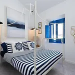 Small Historic Townhouse By Promenade Near Beaches