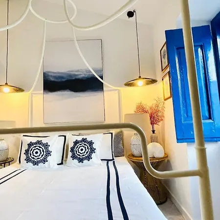 Small Historic Townhouse By Promenade Near Beaches