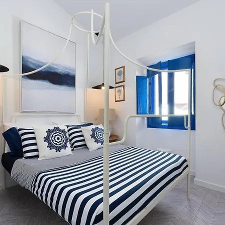 Small Historic Townhouse By Promenade Near Beaches