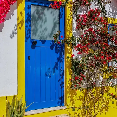 Small Historic Townhouse By Promenade Near Beaches