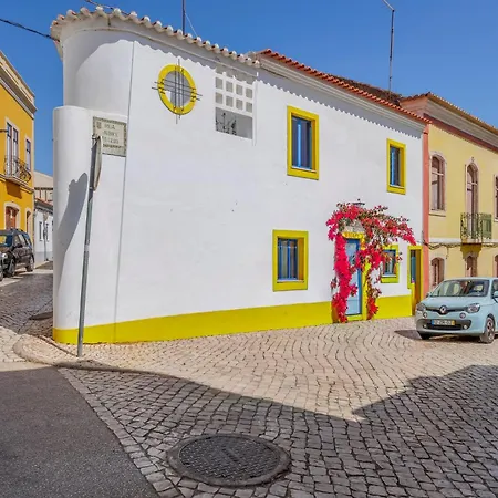 Small Historic Townhouse By Promenade Near Beaches 펜션