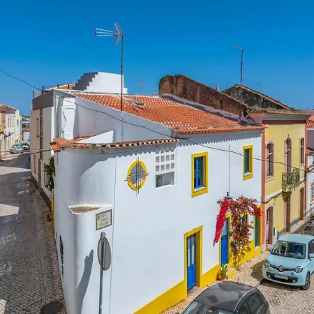 Small Historic Townhouse By Promenade Near Beaches Сasa de vacaciones Portimão