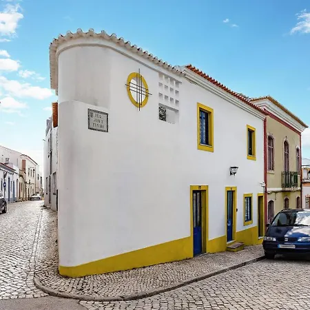 Small Historic Townhouse By Promenade Near Beaches بورتيماو